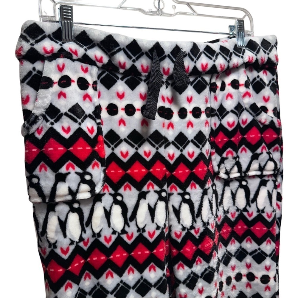 Vera Bradley Playful Penguins Red
& Gray Cozy Pants, Mini Hipster & Lug Tag Set - Picture 6 of 15